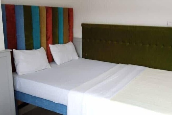 Habitación básica doble, 1 cama matrimonial | Caja de seguridad en la habitación y escritorio