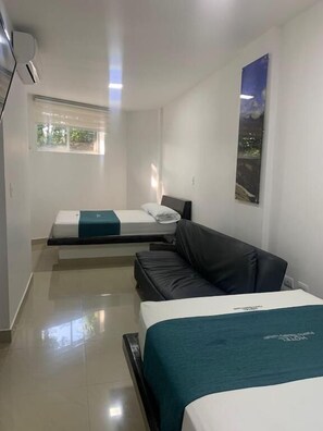 Habitación básica con 2 camas individuales | Wifi gratis y ropa de cama