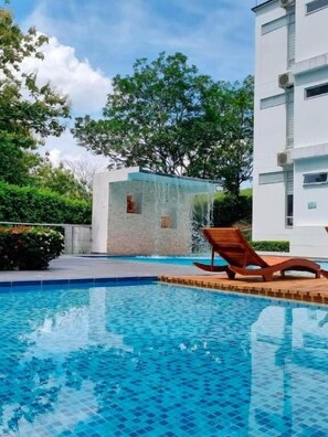 Una piscina al aire libre
