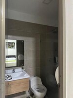 Ducha, secador de pelo, toallas, jabón