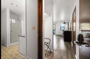 Waterfront 2 Queens, Pets | Hypo-allergenic bedding available, iron/ironing board, WiFi (free)