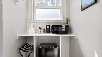 Economy 2 Queens Pets | Hypo-allergenic bedding available, iron/ironing board, WiFi (free)