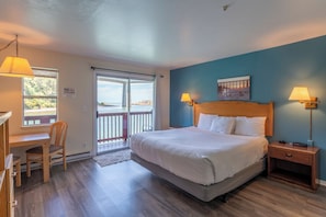 Waterfront 1 King, Pets | Iron/ironing board, free WiFi, bed sheets