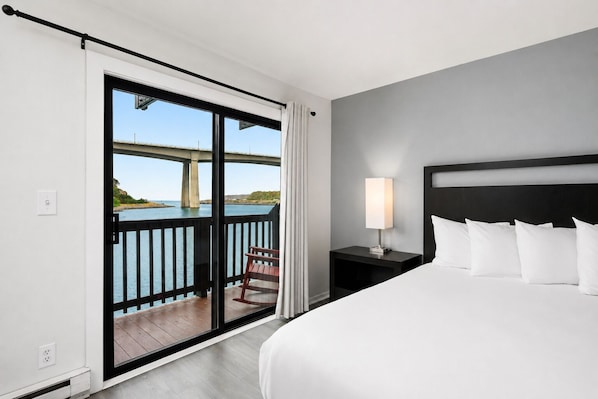 Waterfront 1 King, Pets | Hypo-allergenic bedding available, iron/ironing board, WiFi (free) - Anchor Lodge (Fort Bragg)