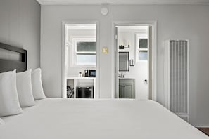Economy 2 Queens Pets | Hypo-allergenic bedding available, iron/ironing board, WiFi (free) - Anchor Lodge (Fort Bragg)