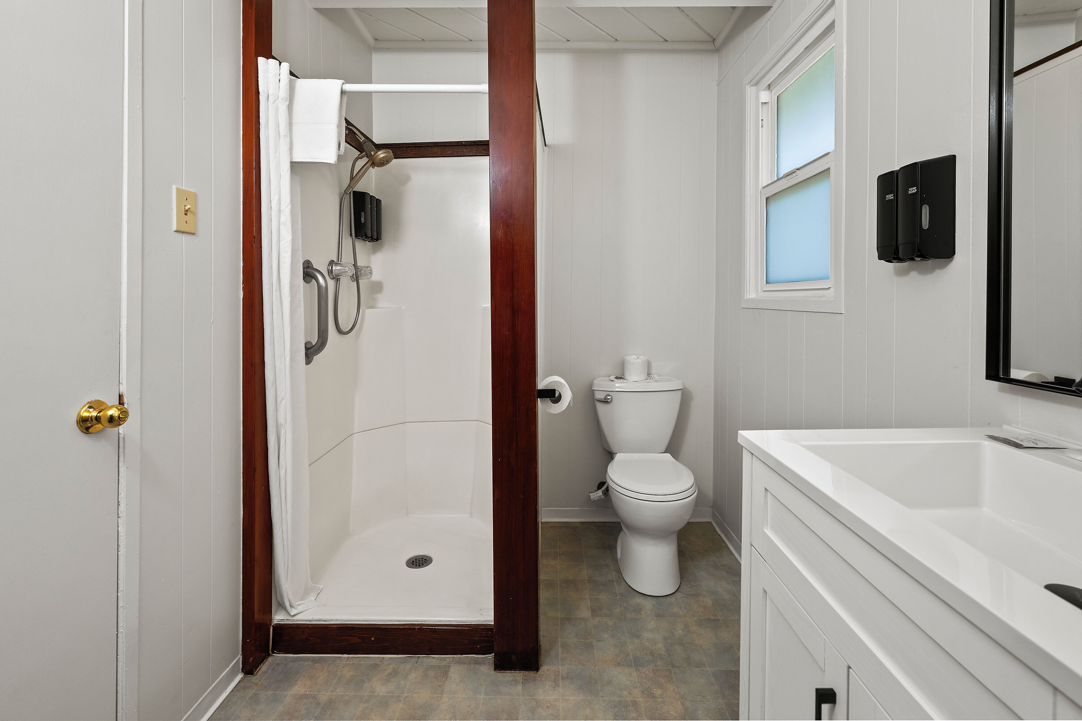 Economy Queen Upstairs, No Pets | Bathroom
