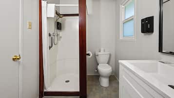 Economy Queen Upstairs, No Pets | Bathroom