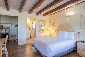 Ropa de cama hipoalergénica y tabla de planchar con plancha 