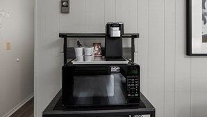 ルーム クイーンベッド 2 台 | 低刺激性寝具、アイロン / アイロン台、WiFi (無料)、ベッドシーツ