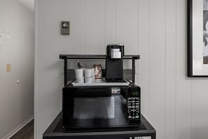 Waterfront 2 Queens, Pets | Hypo-allergenic bedding available, iron/ironing board, WiFi (free) - Anchor Lodge (Fort Bragg)