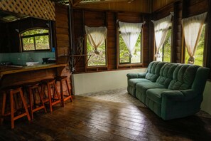 Perhemökki, useita sänkyjä, terassi, näköala puutarhaan | Oleskelualue