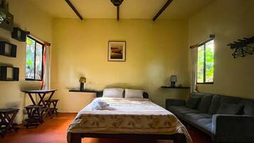 Habitación doble estándar, 1 cama Queen size, para no fumadores (#7) | Decoración personalizada y muebles diferentes