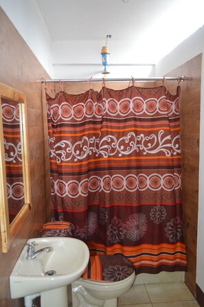 Quarto duplo básico, 2 camas de solteiro, para não fumantes | Chuveiro