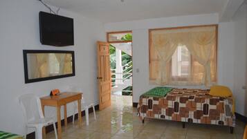 Ropa de cama de alta calidad, muebles diferentes y escritorio