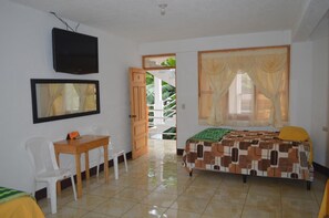 Premium bedding, individually furnished, desk, laptop workspace - Hotel Xetawaal (San Pedro La Laguna)