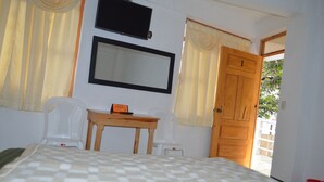 Kamar Single Standar, Bebas Asap Rokok | Seprai premium, meja kerja, dan ruang kerja ramah laptop