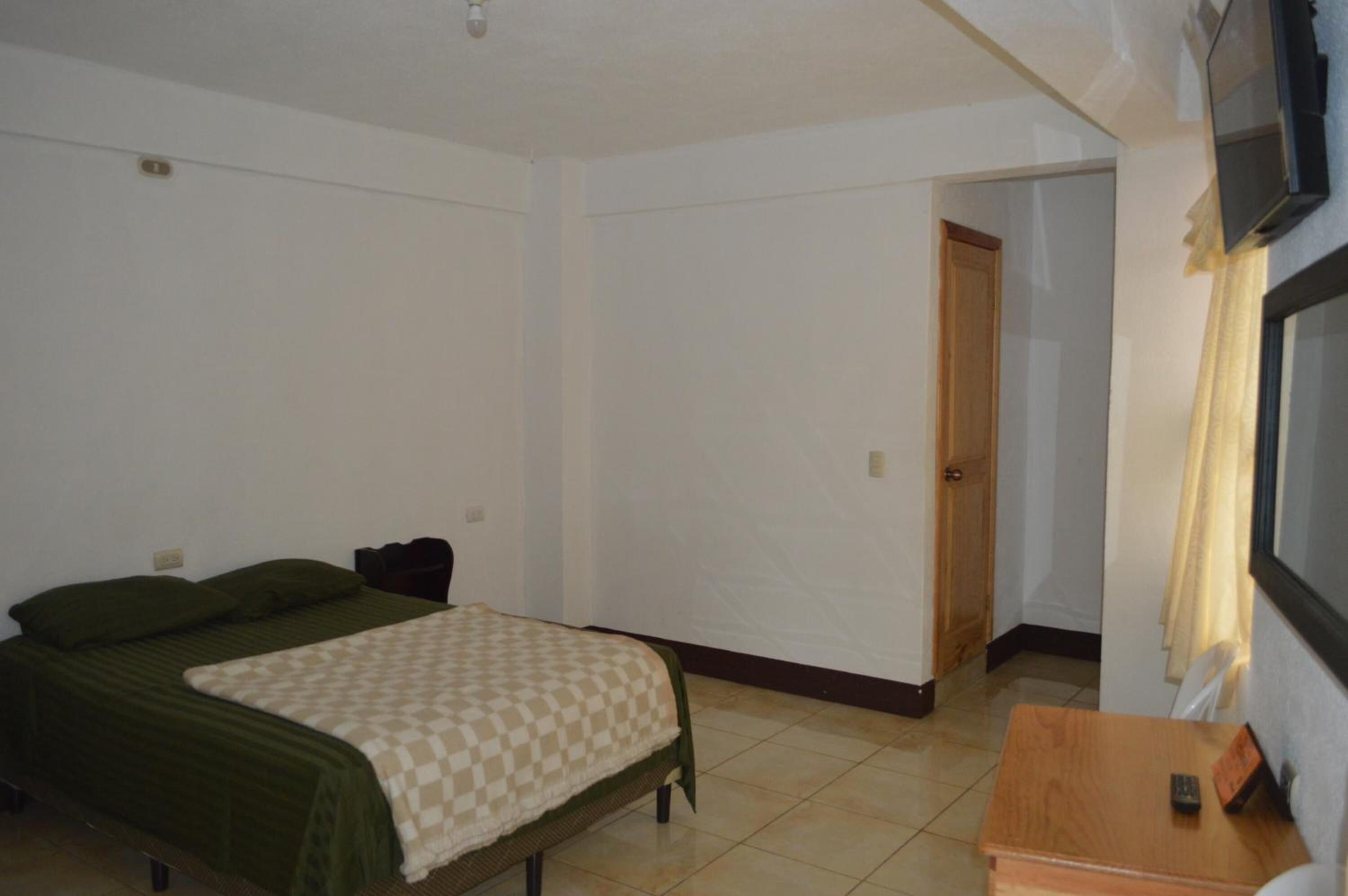 Roupas de cama premium, escrivaninha, espaço de trabalho para notebook