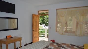 Ropa de cama de alta calidad, muebles diferentes y escritorio