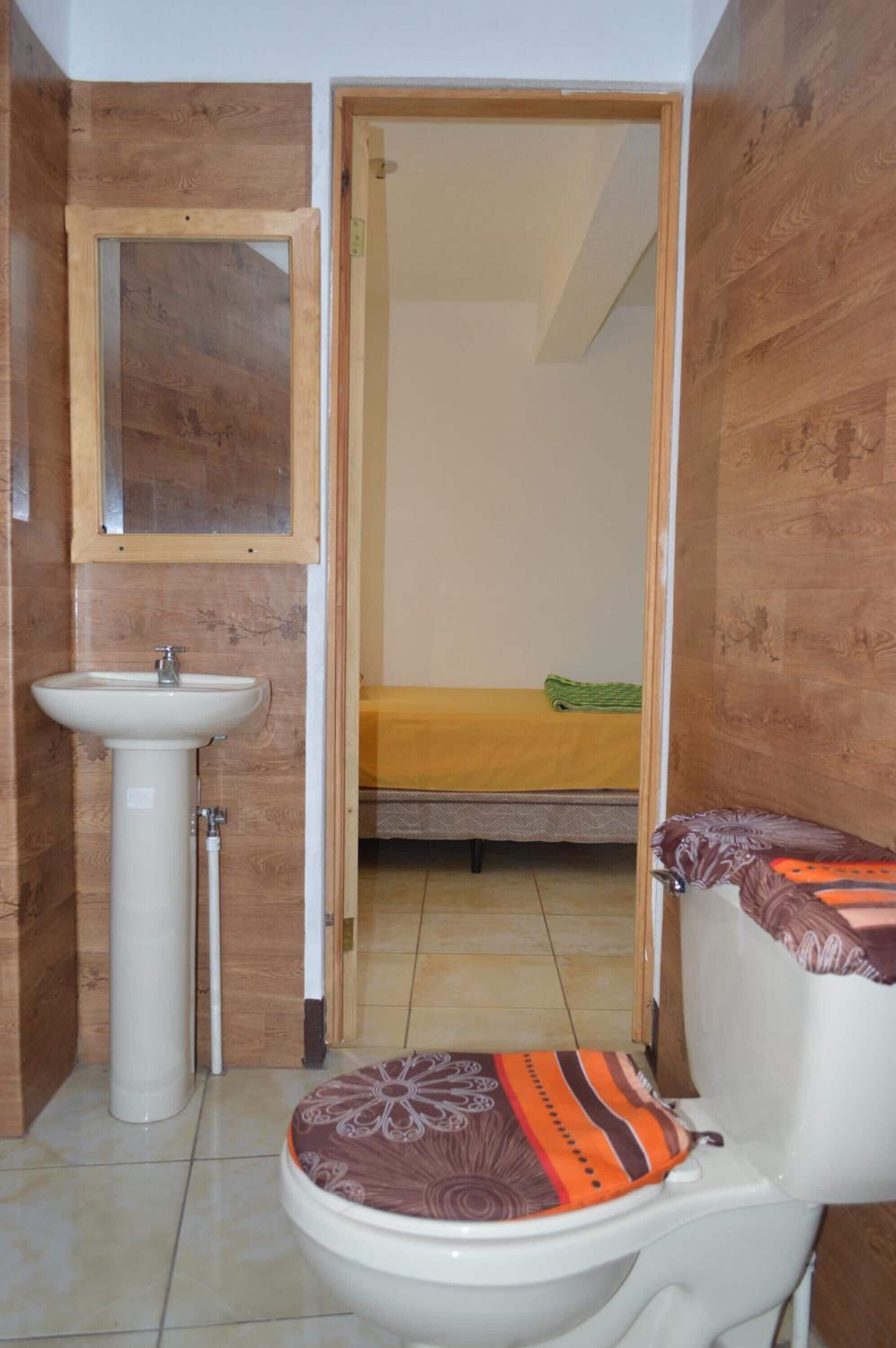 Douche, douche à « effet pluie », articles de toilette gratuits