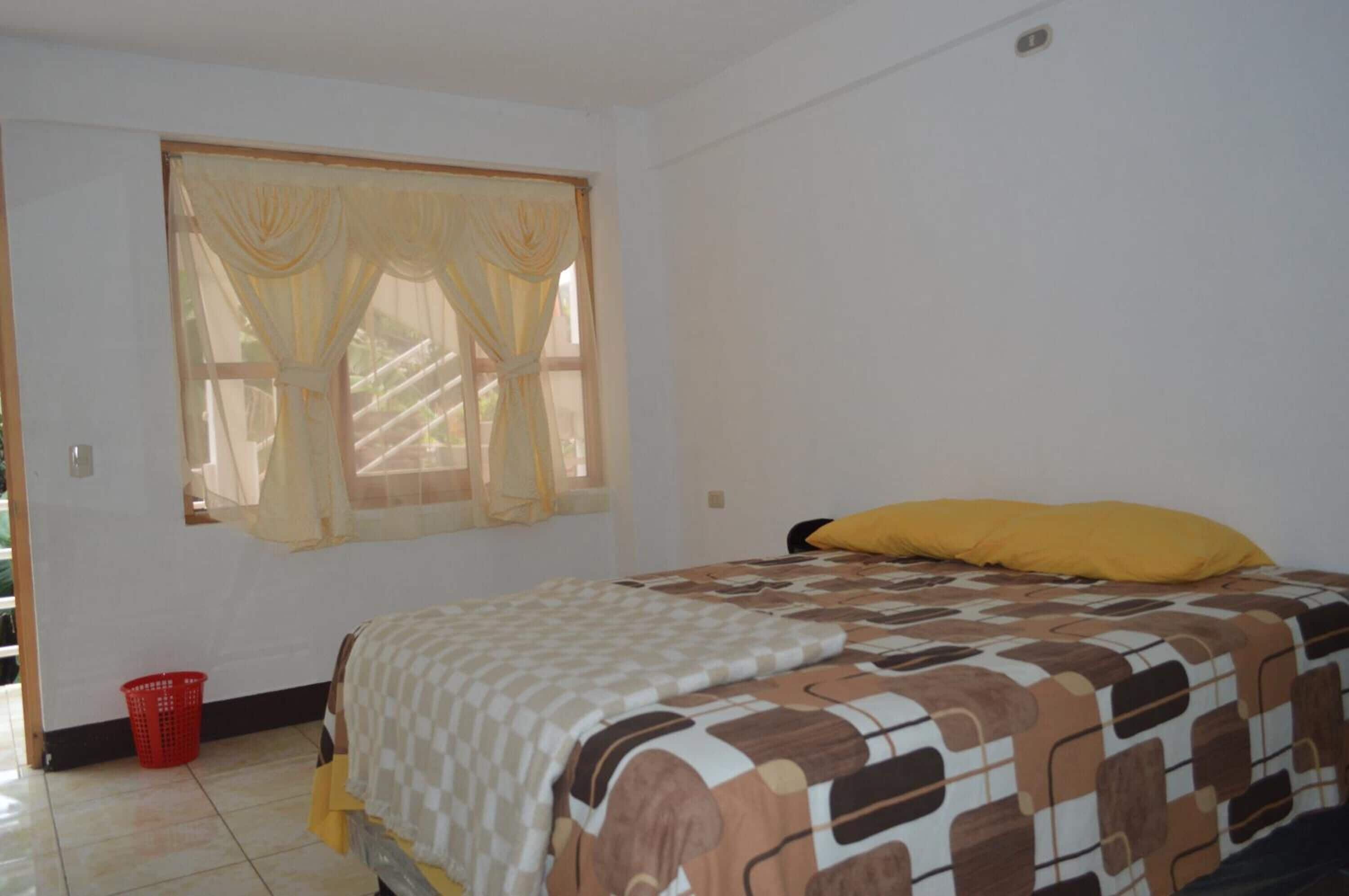 Ropa de cama de alta calidad, muebles diferentes y escritorio 