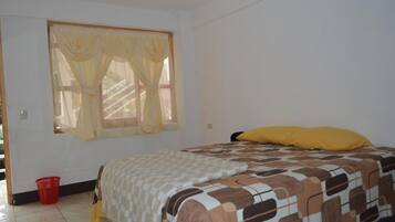 Ropa de cama de alta calidad, muebles diferentes y escritorio
