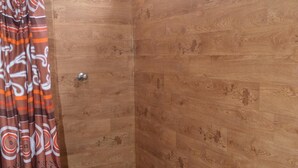 Shower, pancuran hujan, perlengkapan mandi gratis, dan pengering rambut