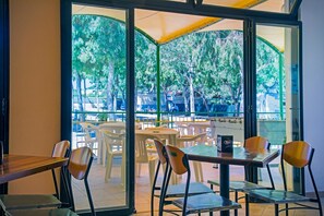 Bar (trong khuôn viên)