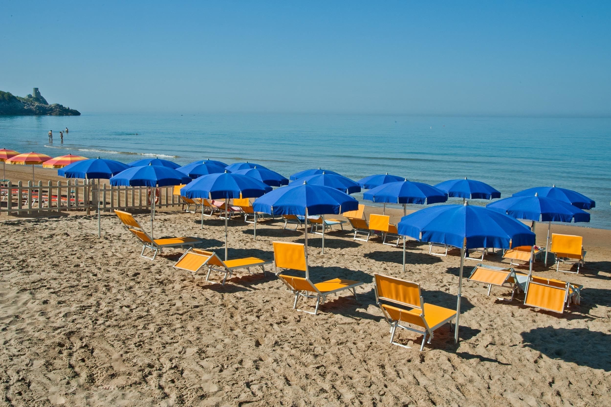 Playa privada, sillas reclinables de playa, sombrillas