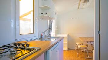 Mobile Home, Non Smoking | Private kitchenette | Fridge, stovetop, highchair, cookware/dishes/utensils