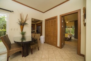 Appartamento, 1 letto king (Los Suenos Resort Veranda 5E) | Sala colazione | Colazione (20 USD a persona)