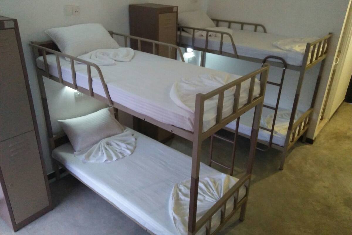 Cortinas blackout, wifi gratis y ropa de cama
