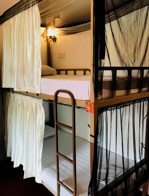 4-Bed Female Dormitory | Cortinas blackout, wifi gratis y ropa de cama