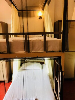 4-Bed Mixed Dormitory | Cortinas blackout, wifi gratis y ropa de cama
