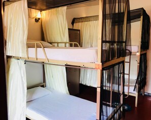 4-Bed Female Dormitory | Cortinas blackout, wifi gratis y ropa de cama