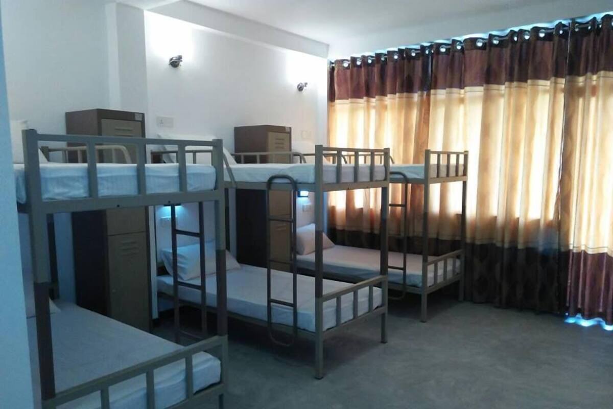 8-Bed Mixed Dormitory | Cortinas blackout, wifi gratis y ropa de cama