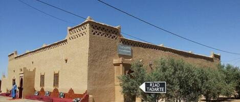 A traditional building with a sign reading "TADARTE".
