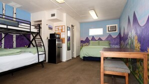 Cubrecamas, decoración personalizada y tabla de planchar con plancha 