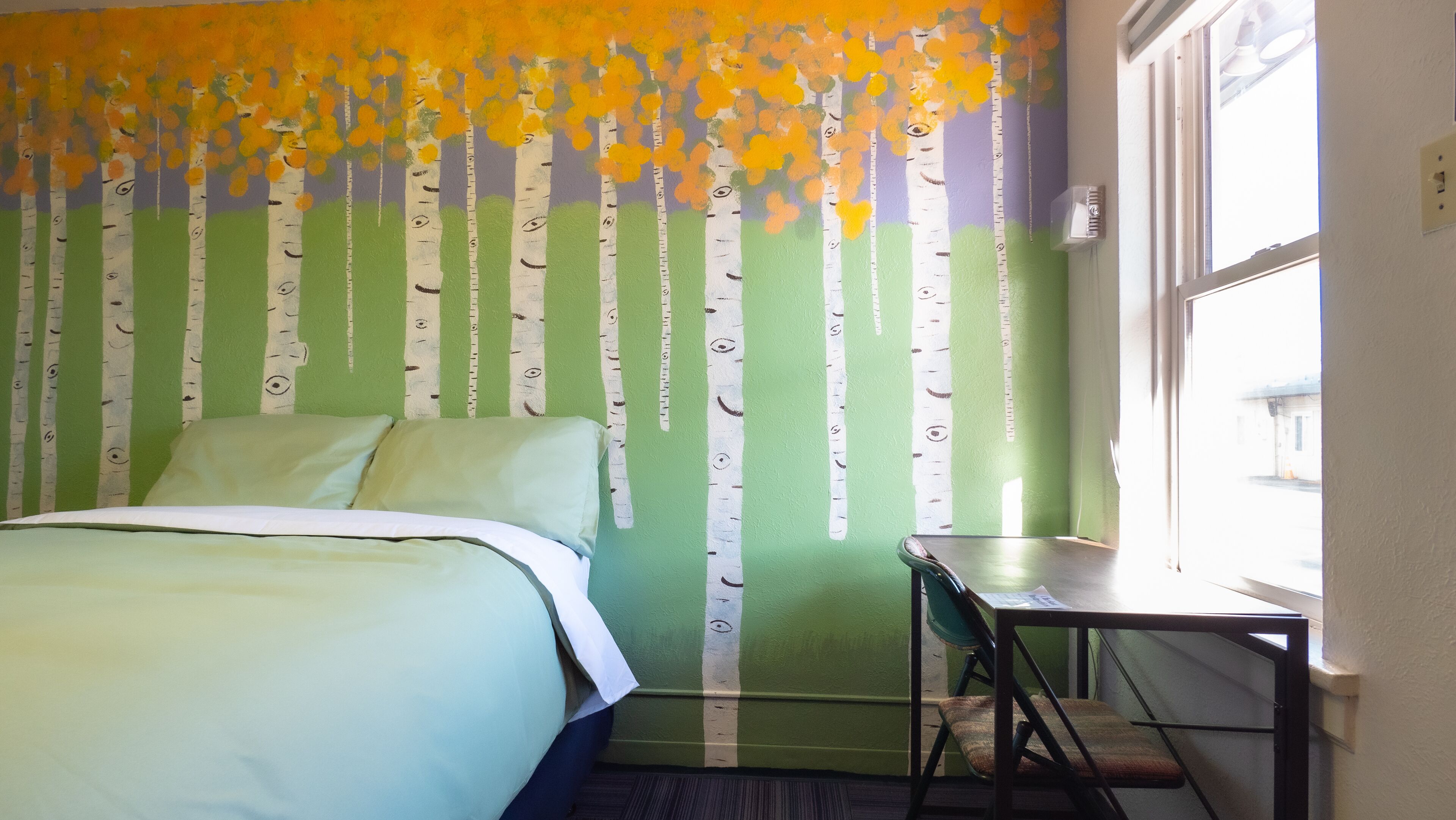 Cubrecamas, decoraci ón personalizada y tabla de planchar con plancha 