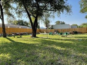 BBQ/picnic area - RAD Hostel (Colorado Springs)