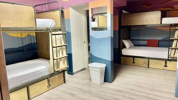 Cubrecamas, decoración personalizada y tabla de planchar con plancha