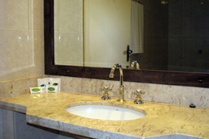 A bathroom with a marble sink, a large mirror, and a dark wooden countertop. - Hotel Fazenda Pampas (Canela)