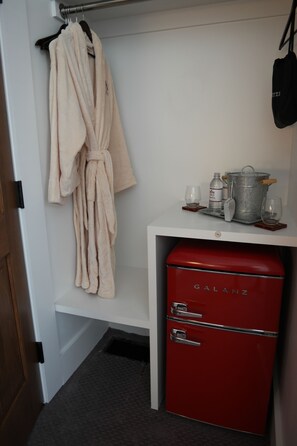 Literie de qualité, bureau, rideaux d’obscurcissement