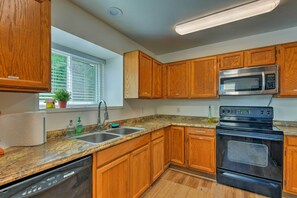 Coffee/tea maker, fridge, microwave, stovetop