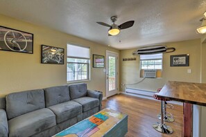 TV - Winslow Apartment w/Jacuzzi, Deck & Grill Access! (Winslow)