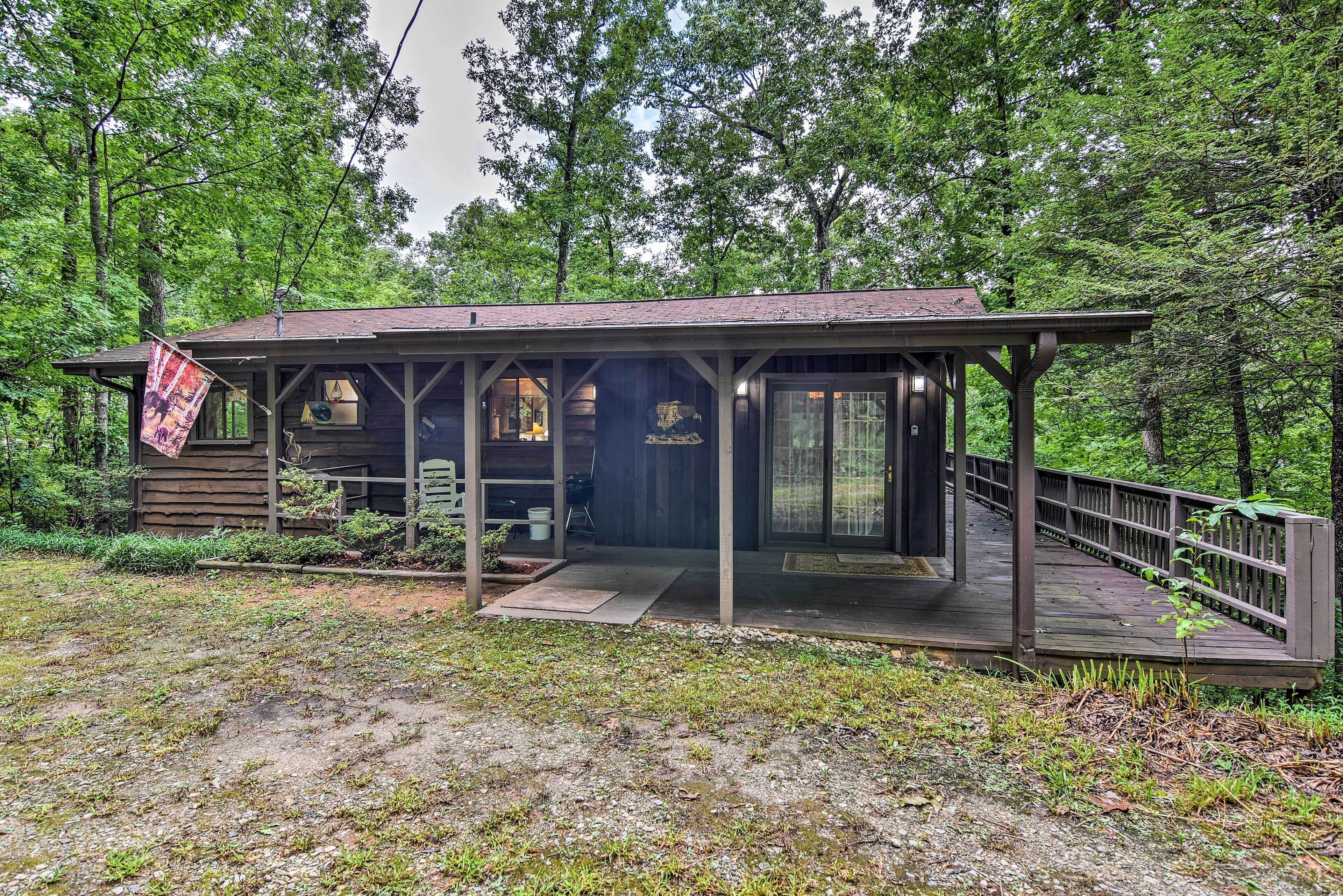 Robbinsville Cabin w/ Deck: 3 Mi to Fontana Lake!