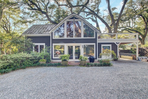 The Barn at Linwood - Tucked away in old downtown Summerville. A special getaway