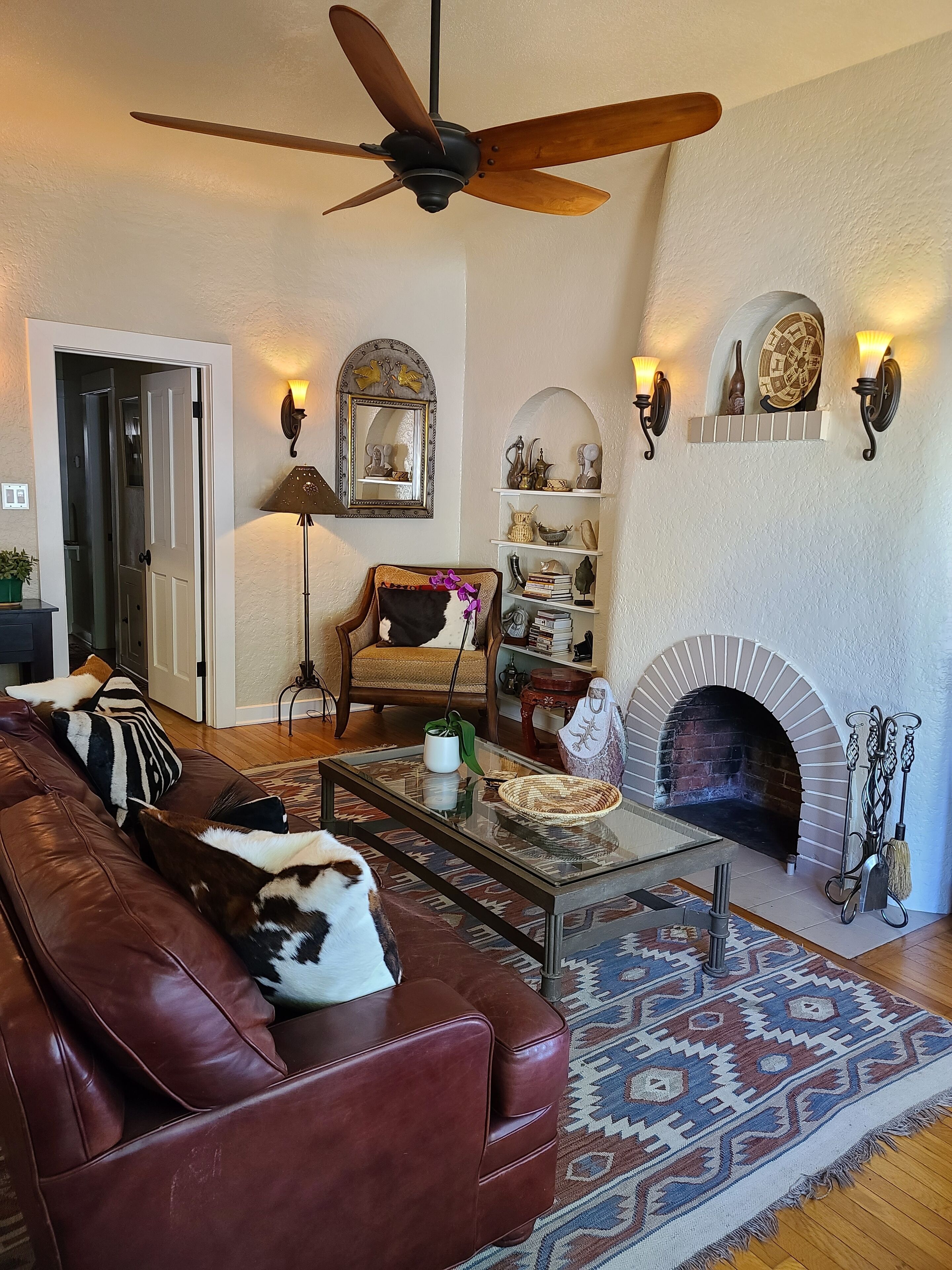 Smart-tv, pejs, dvd-afspiller, bøger