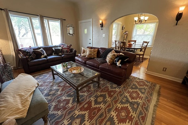 Smart-TV, peis, DVD-spiller og bøker