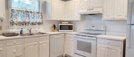 Køleskab, mikrobølgeovn, ovn, kogeplade