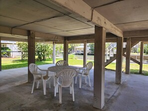 Outdoor dining - Idyll Daze Beach Cottage on Saltwater Canal with Crab Dock (Pawleys Island)